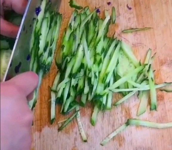 清脆爽口的小凉菜—凉拌紫甘蓝