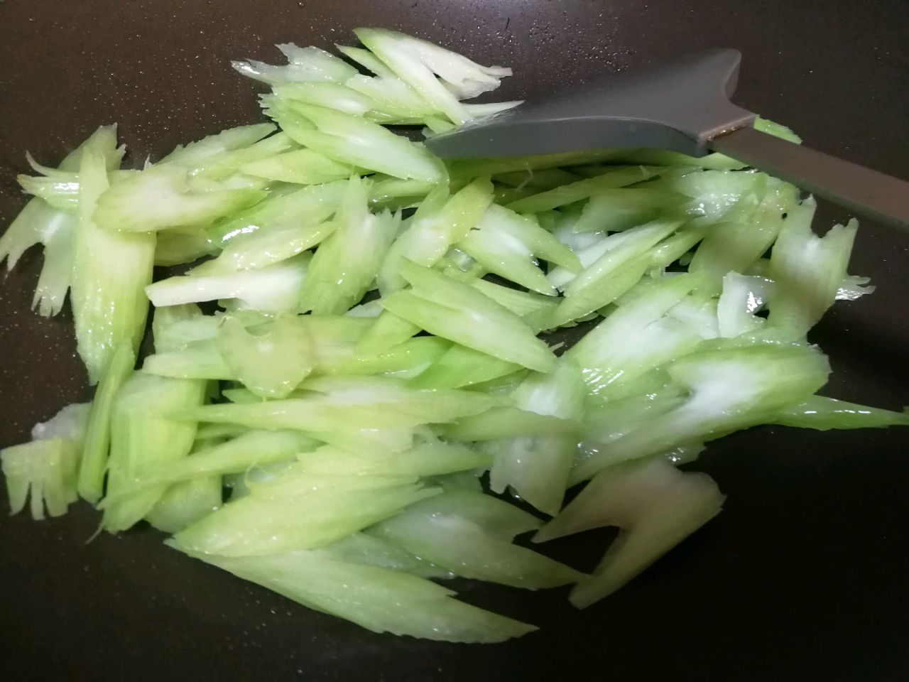 清淡不油腻～西芹炒百合