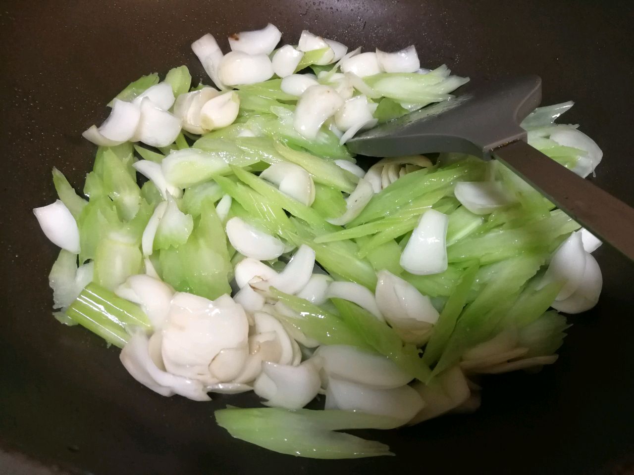 清淡不油腻～西芹炒百合