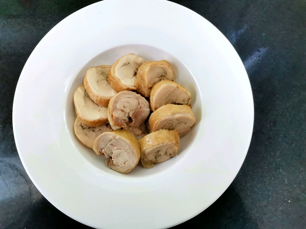 清淡饮食，健康美味——葱油蒸鸡腿。