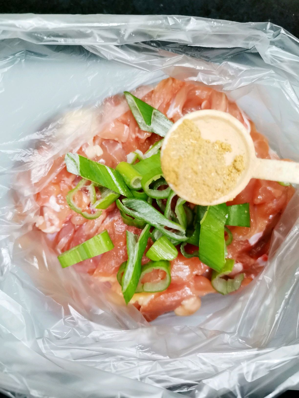 清淡饮食，健康美味——葱油蒸鸡腿。