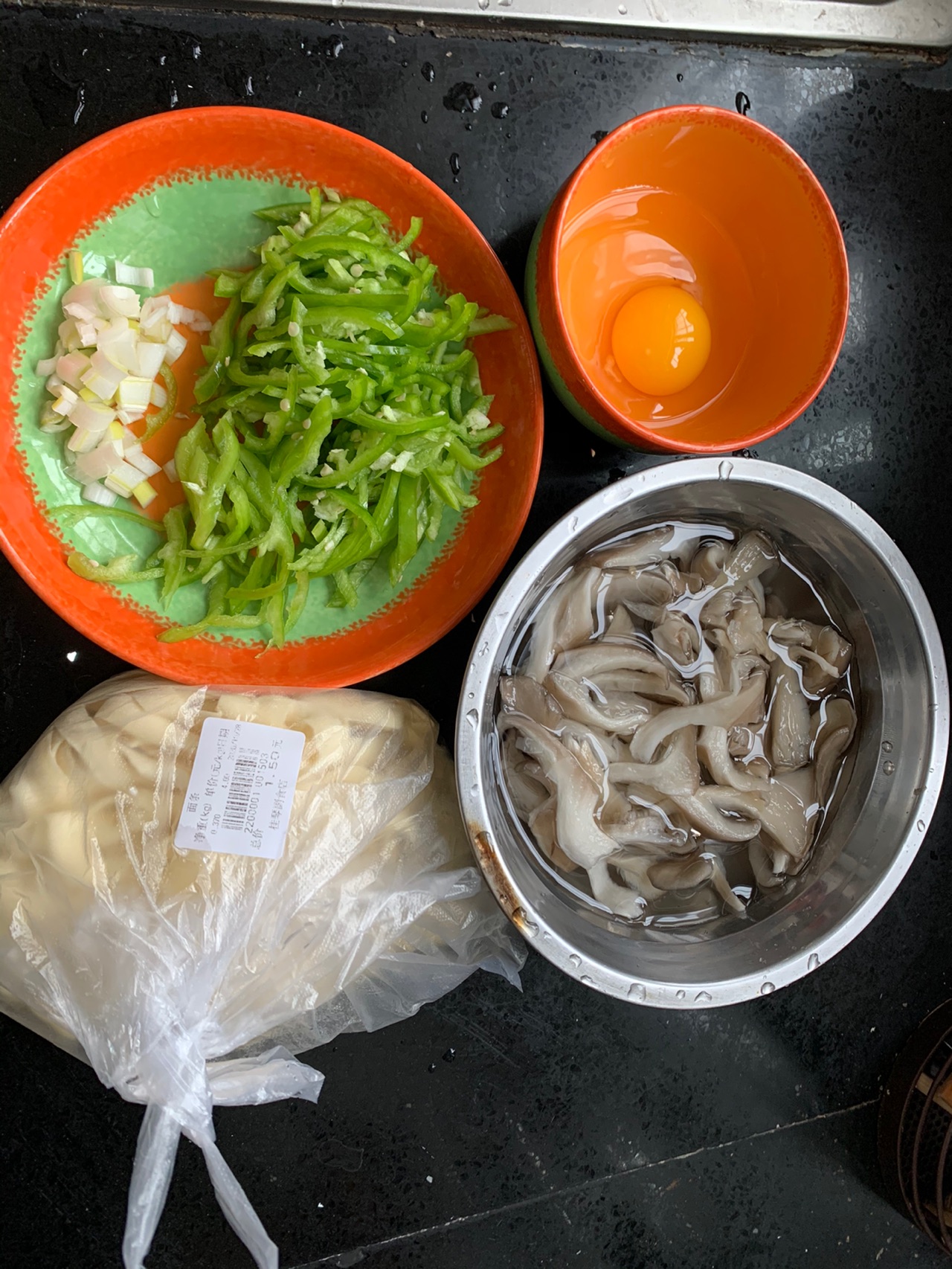 青椒鸡蛋盖浇面