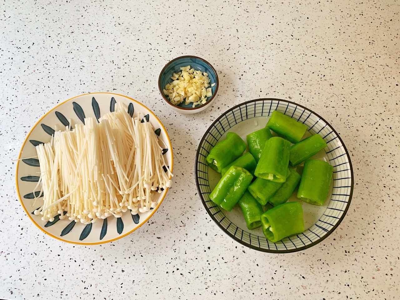 青椒金针菇
