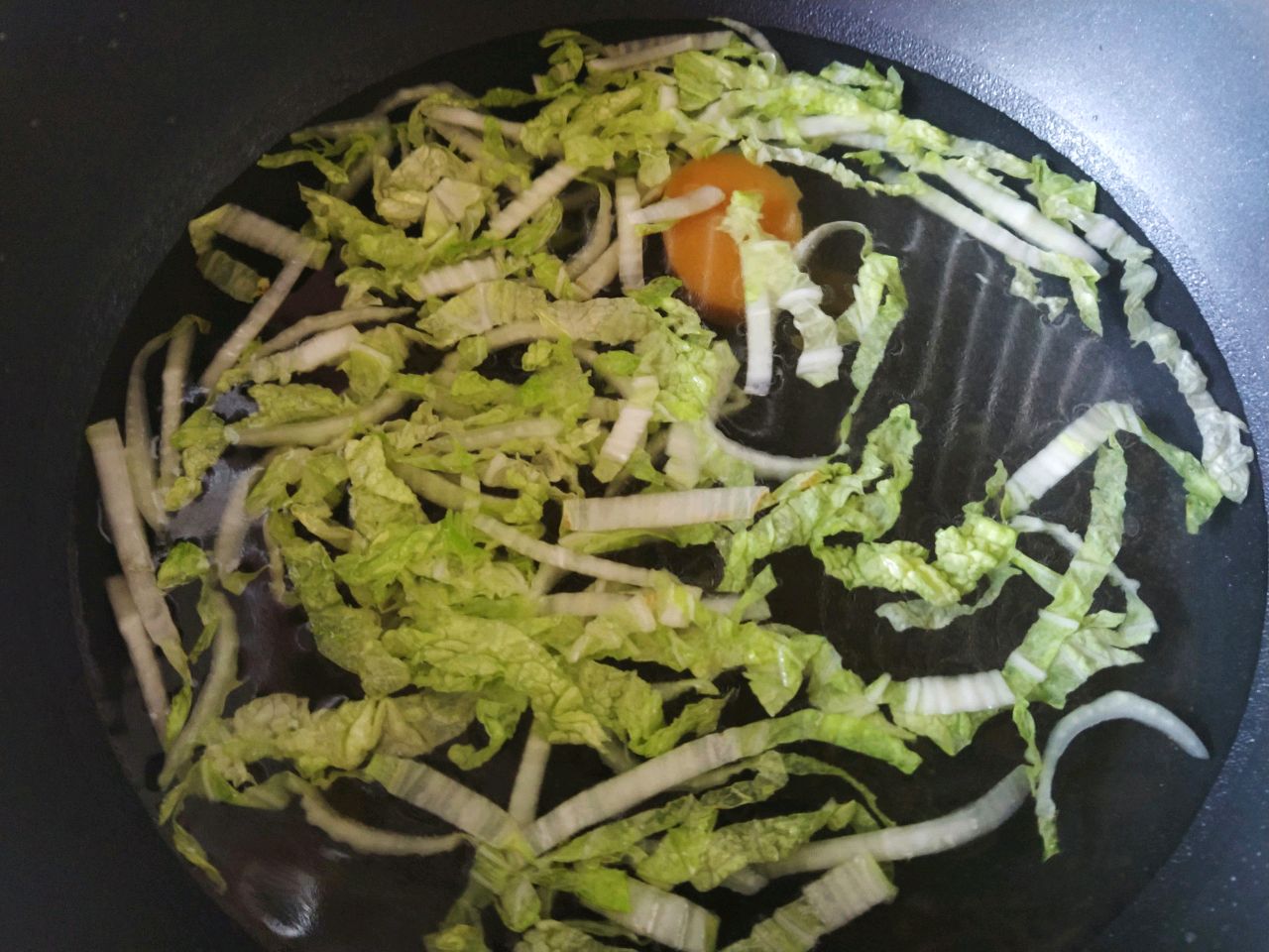 清爽的鸡汤白菜热汤面