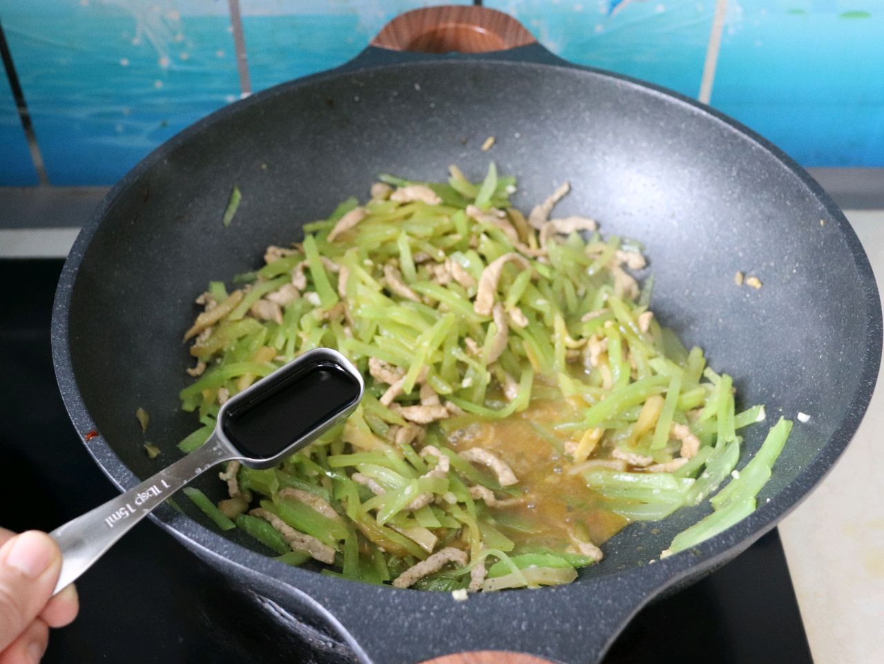 清爽好吃的莴苣炒榨菜肉丝
