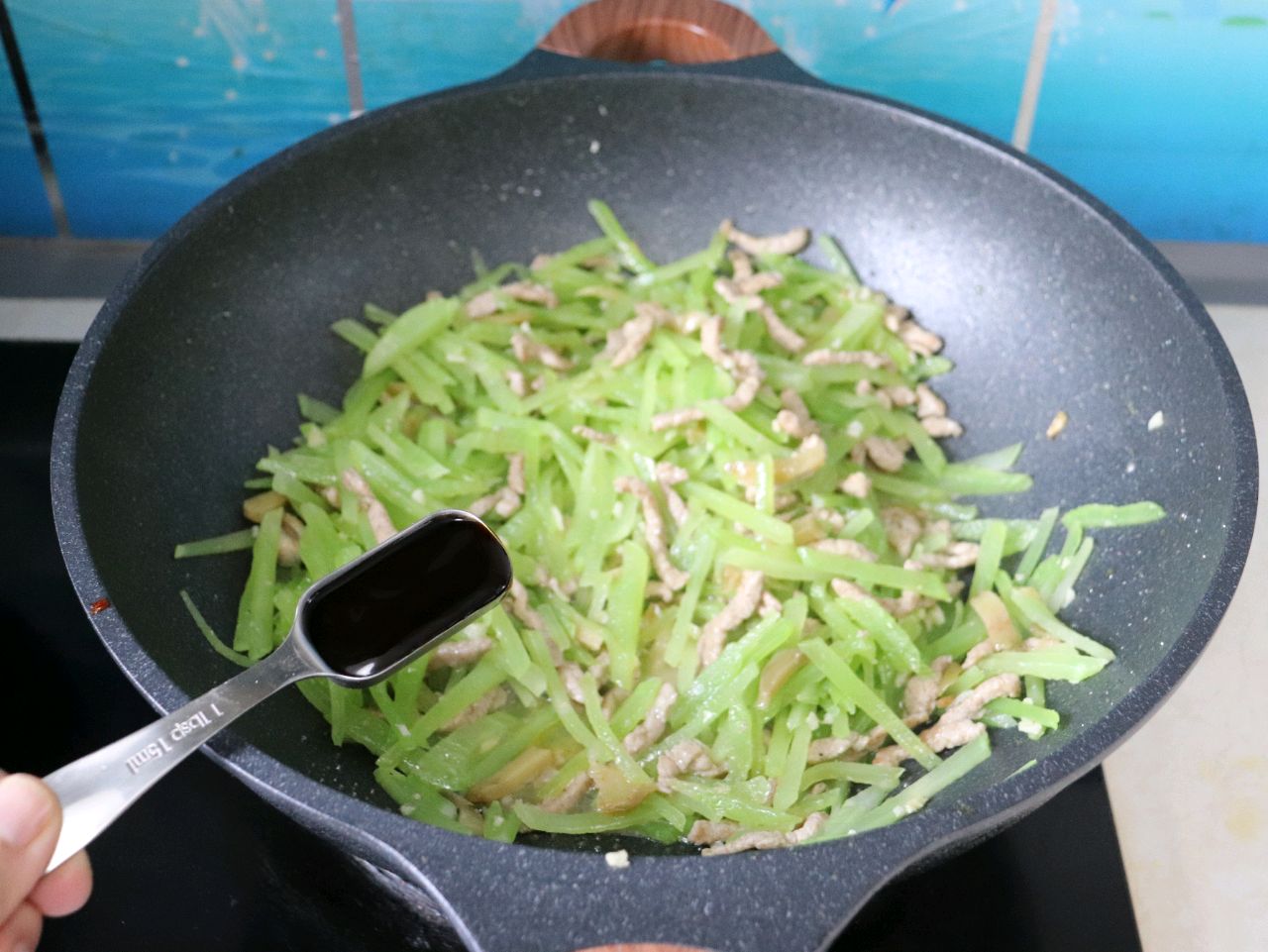清爽好吃的莴苣炒榨菜肉丝