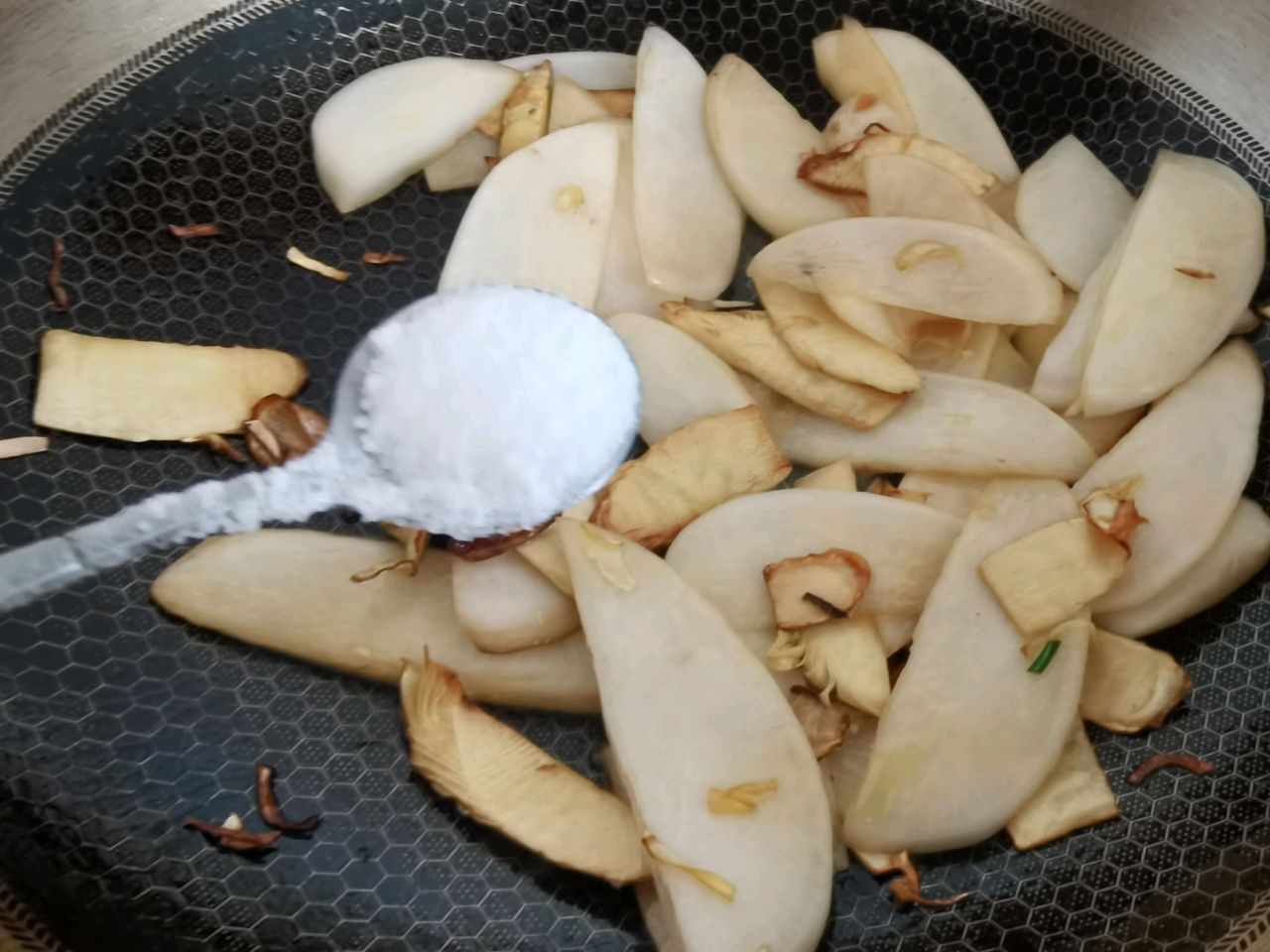 清爽快手时鲜——冬笋萝卜炒荠菜