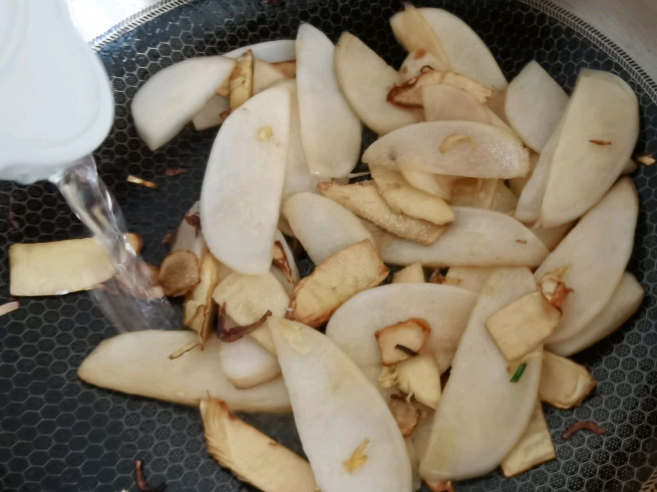 清爽快手时鲜——冬笋萝卜炒荠菜
