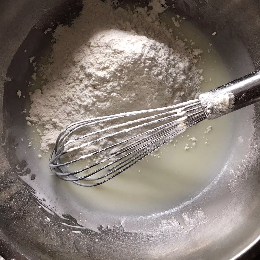清新美味的酸奶萨瓦林蛋糕