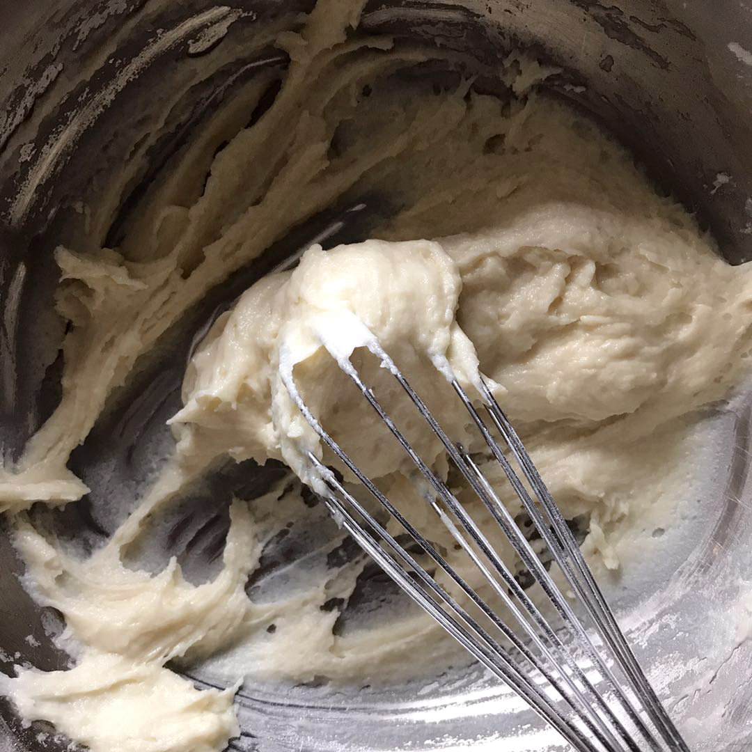 清新美味的酸奶萨瓦林蛋糕