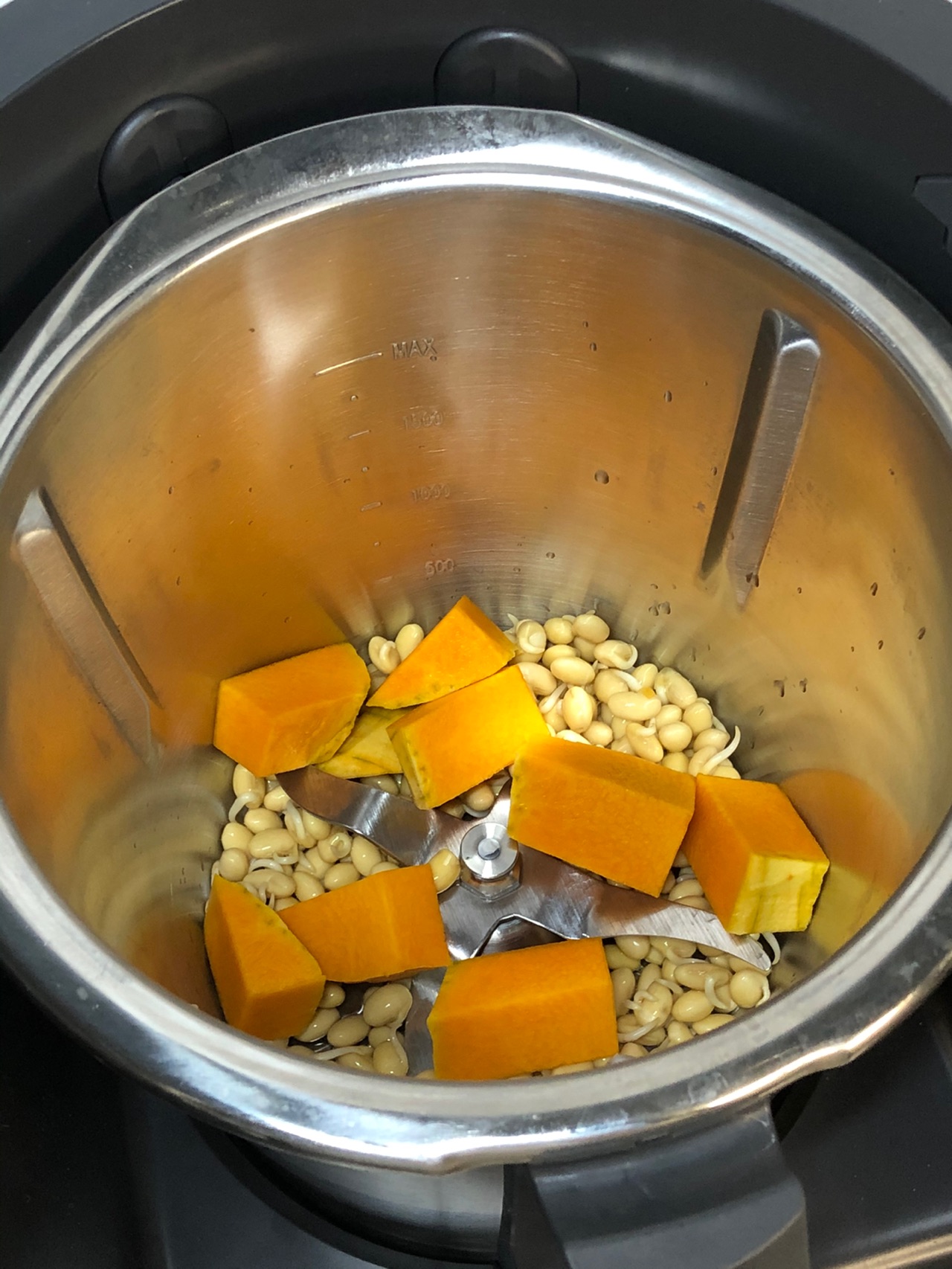秋冬暖饮｜黄豆嘴南瓜豆浆 米博