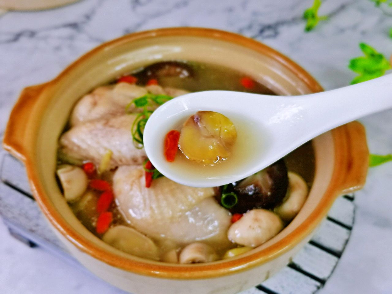 秋冬滋补&板栗松茸鸡汤