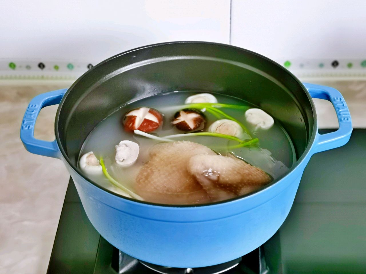 秋冬滋补&板栗松茸鸡汤