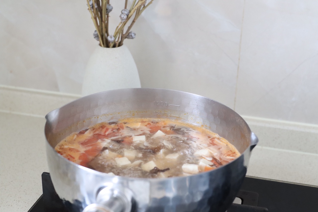 秋季宝宝暖胃补钙汤：番茄木耳豆腐汤