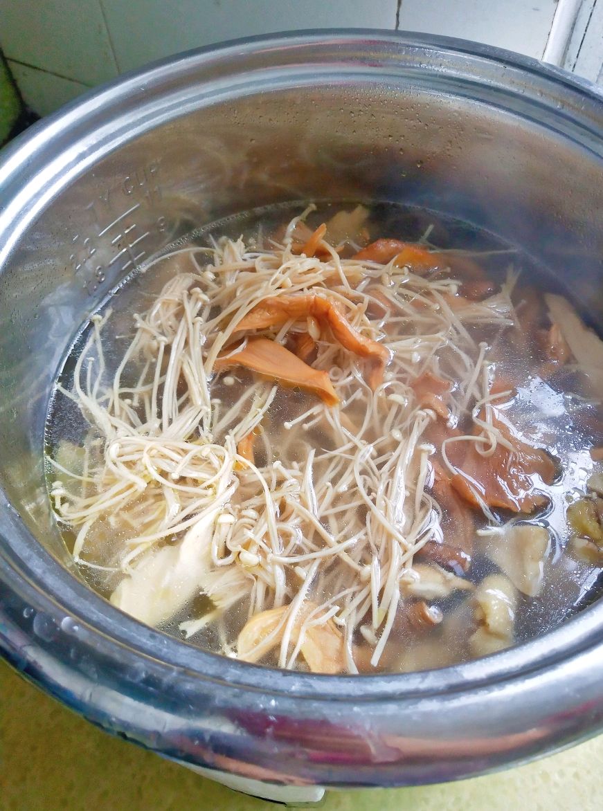 秋季滋补汤~筒骨老鸭杂菇汤
