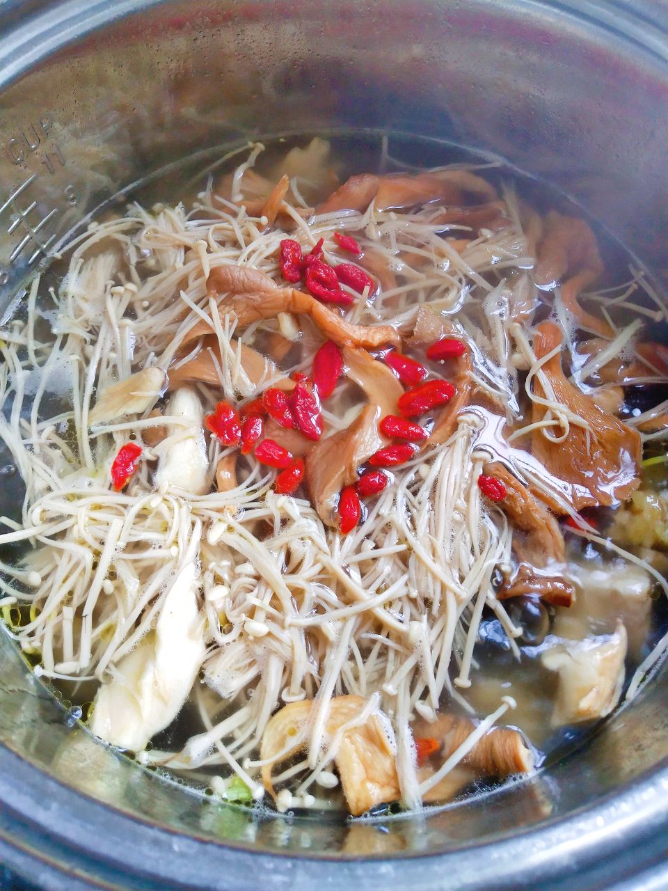 秋季滋补汤~筒骨老鸭杂菇汤