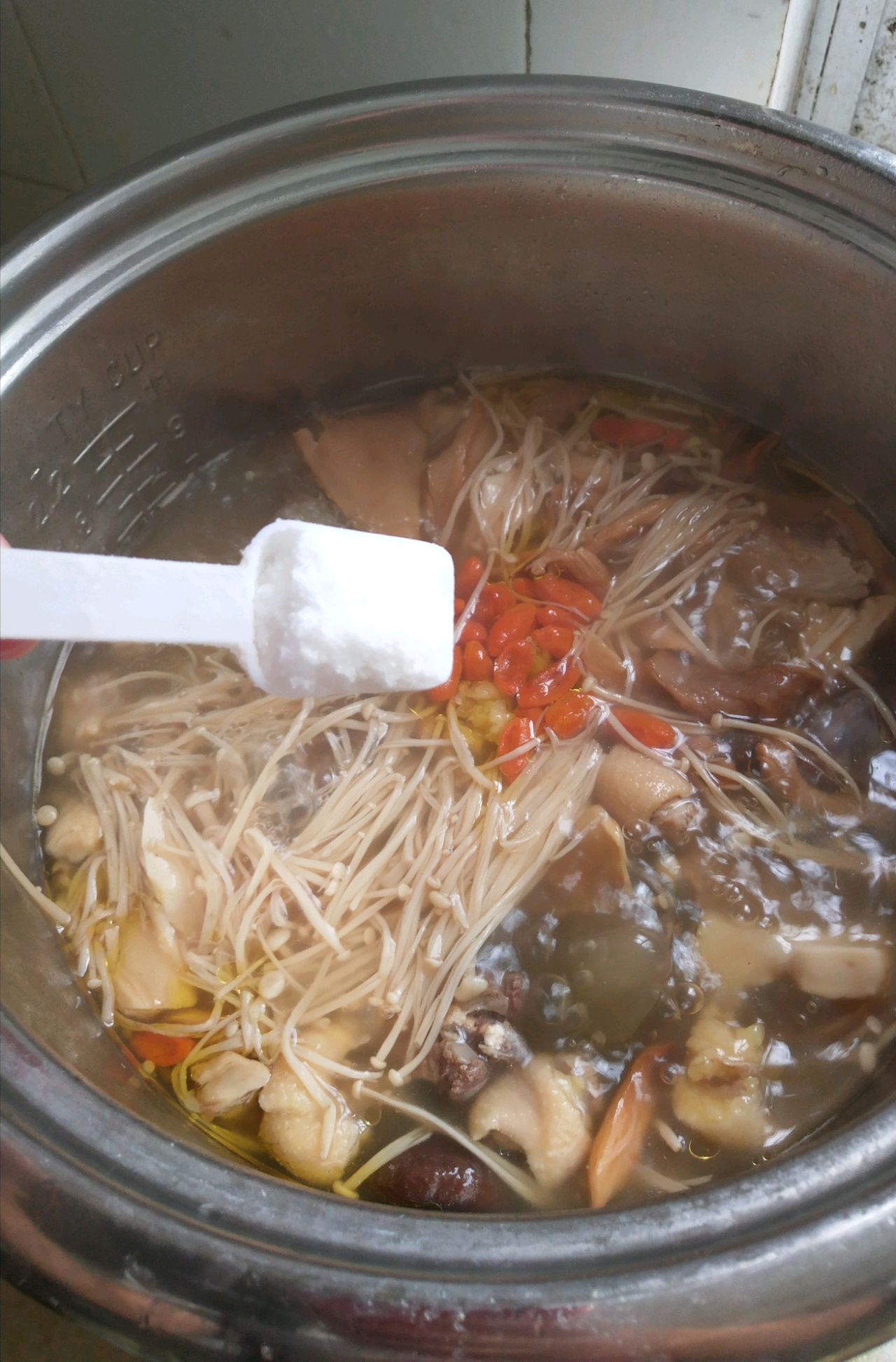 秋季滋补汤~筒骨老鸭杂菇汤