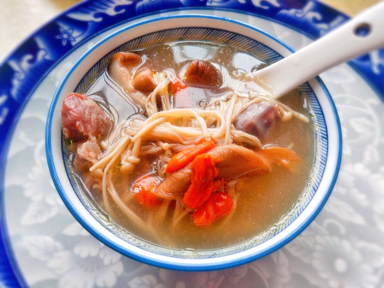 秋季滋补汤~筒骨老鸭杂菇汤