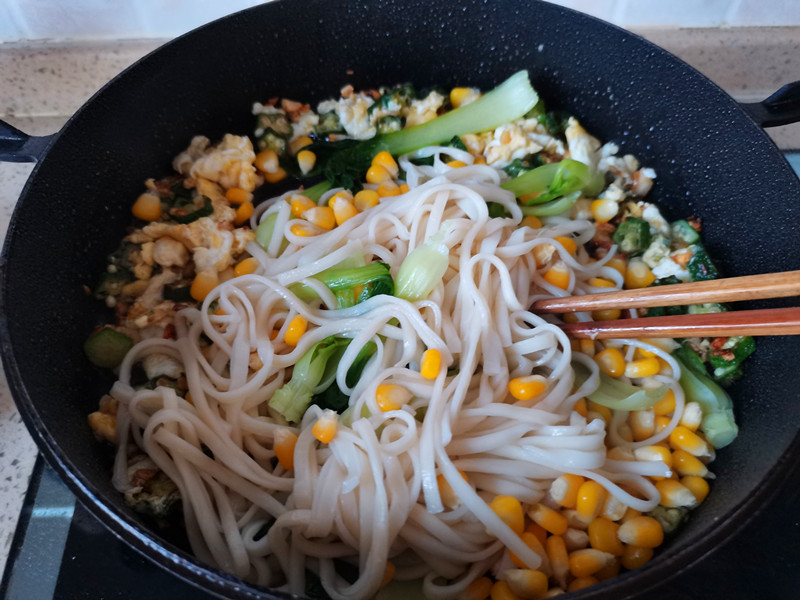 秋葵炒蛋拌面