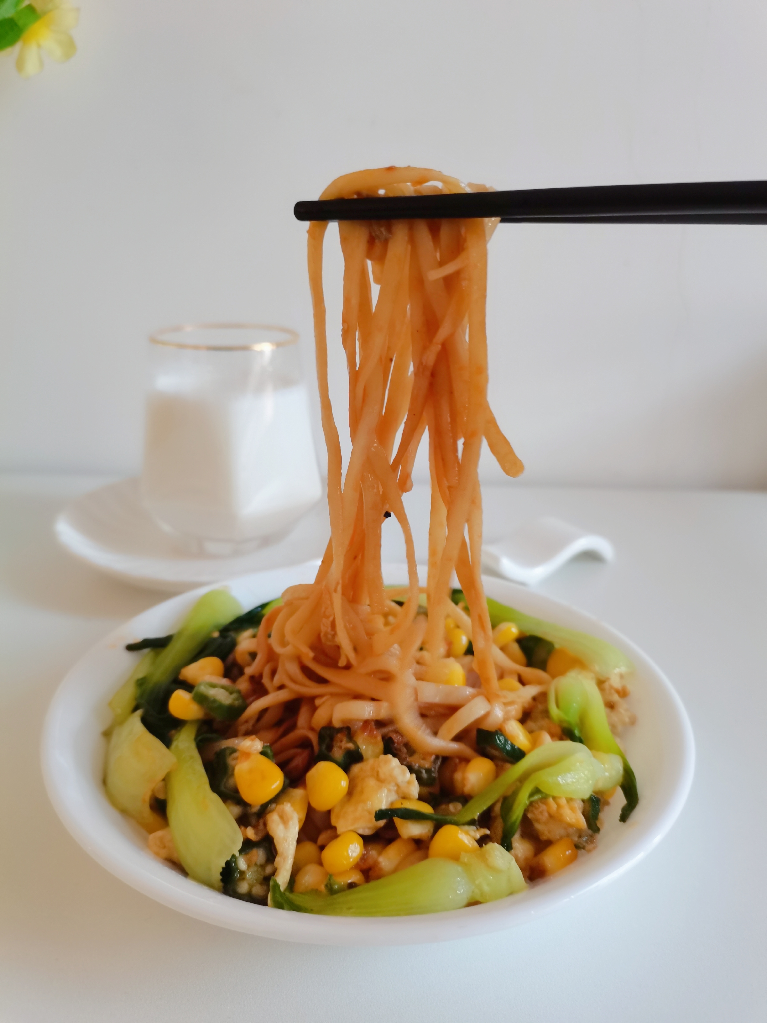 秋葵炒蛋拌面