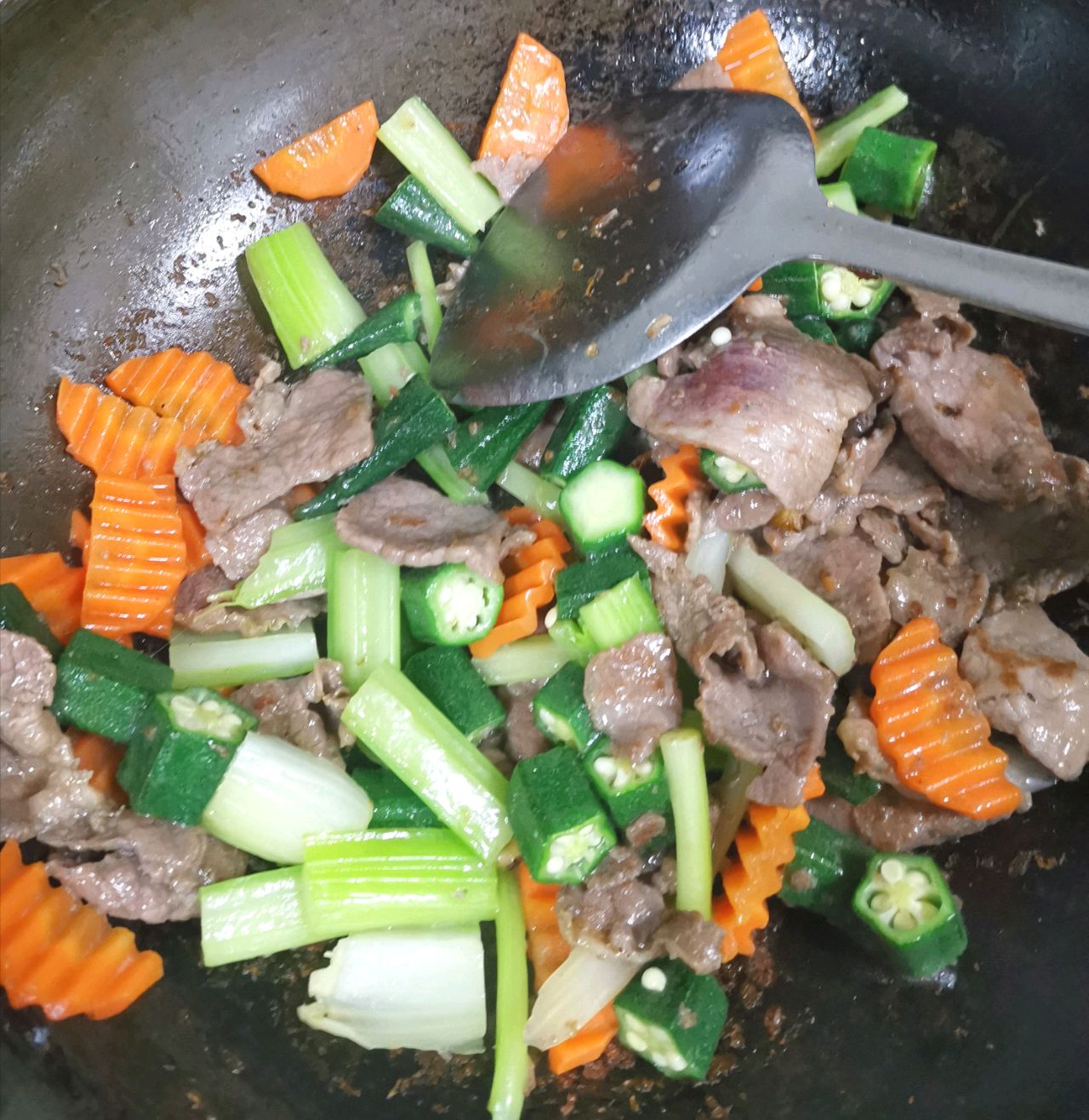 秋葵西芹炒牛肉片