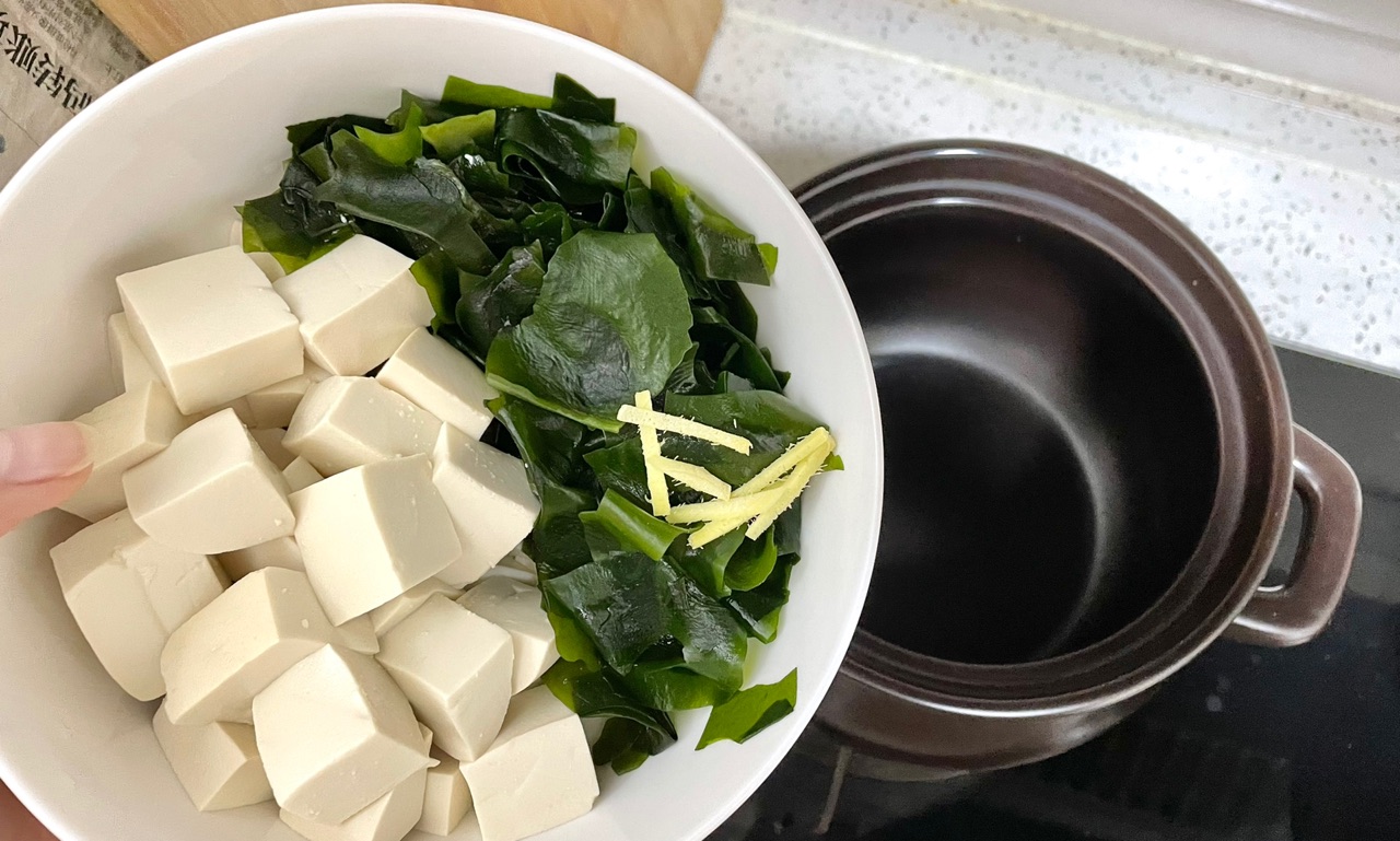裙带菜竹荪豆腐汤