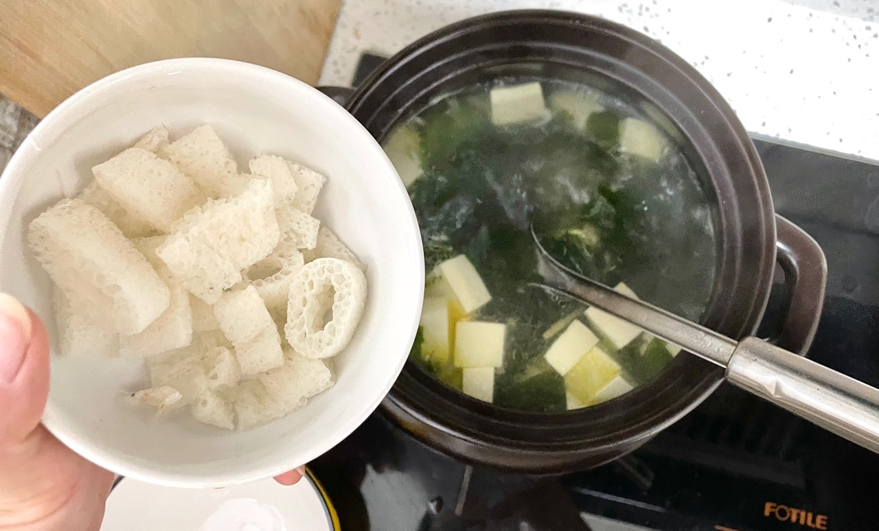 裙带菜竹荪豆腐汤