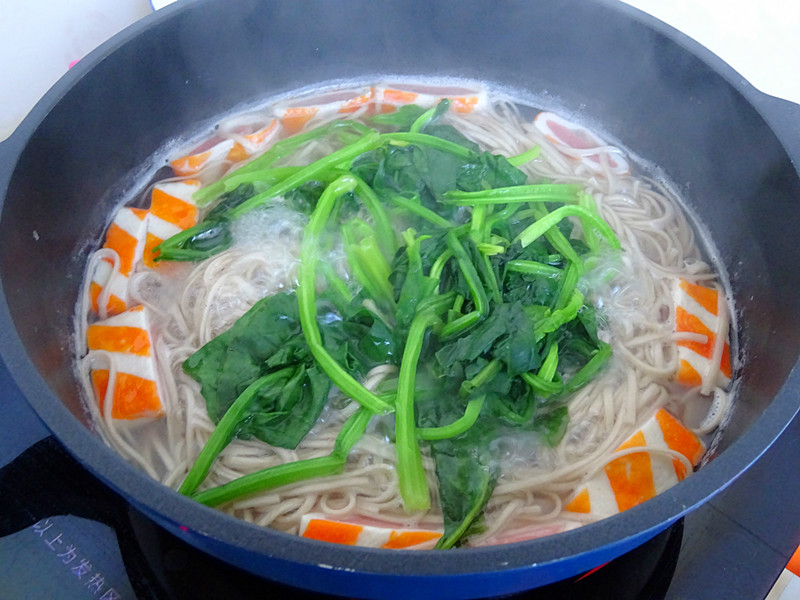 热乎乎的海鲜蔬菜荞麦面