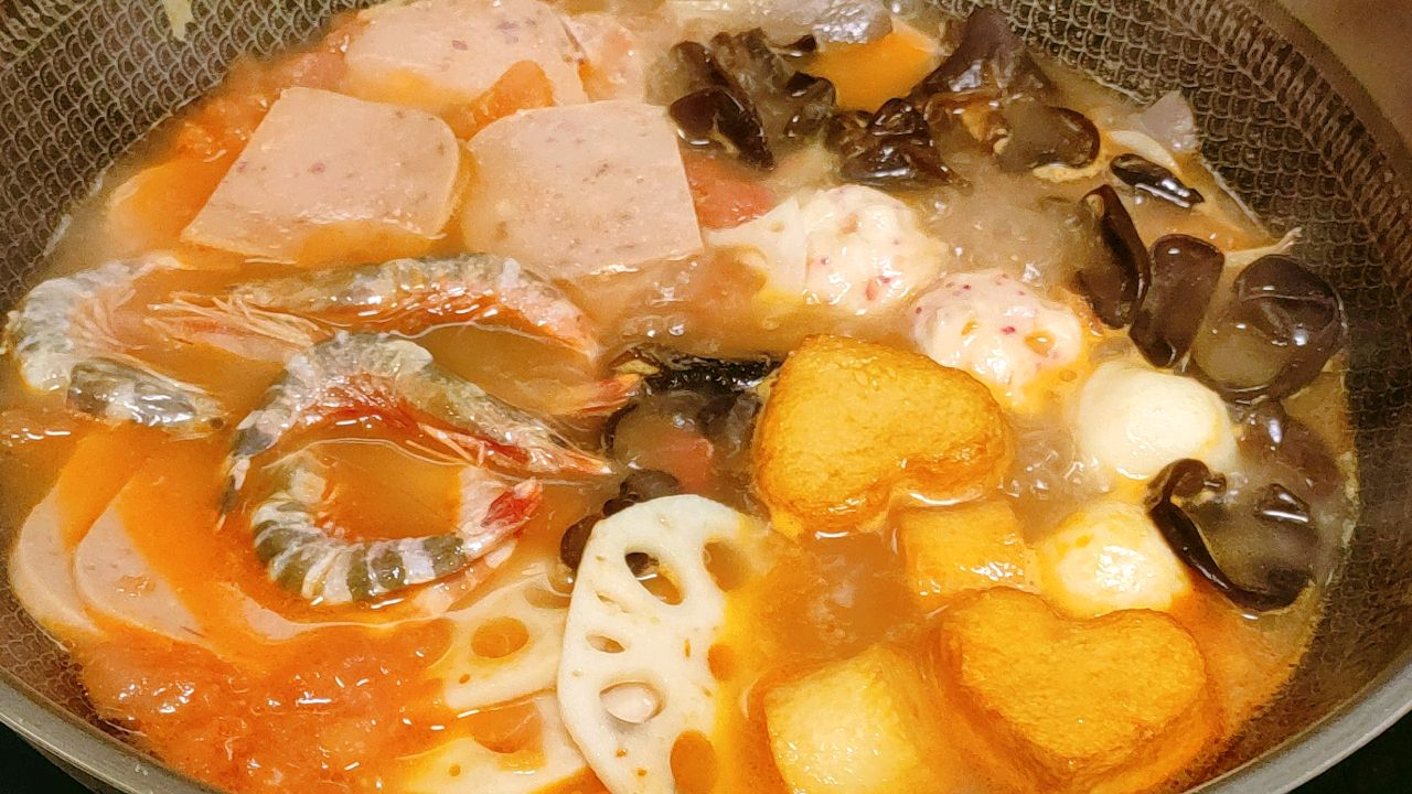 热气腾腾的酸汤福锅炖