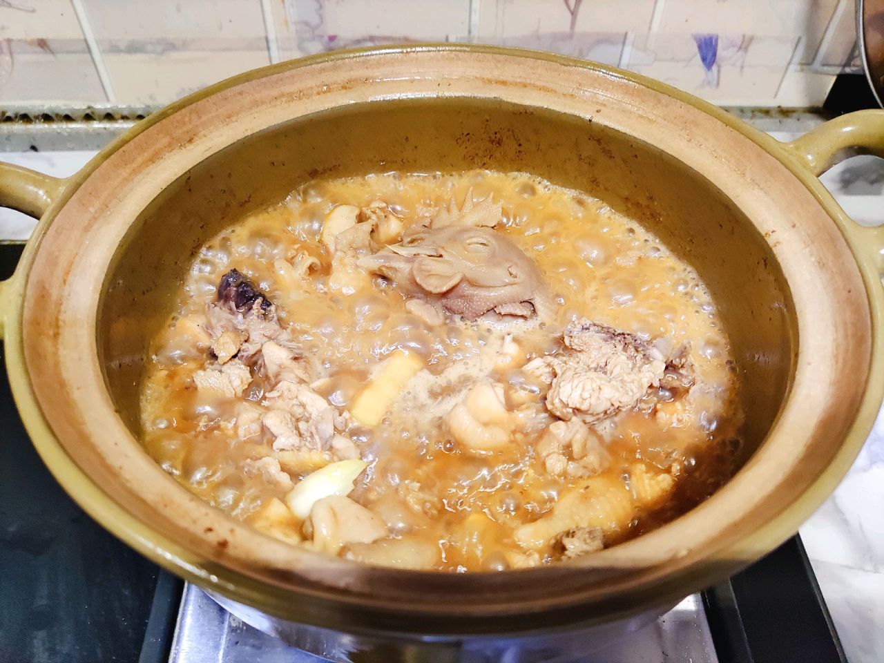 肉嫩味足家常版鸡公煲