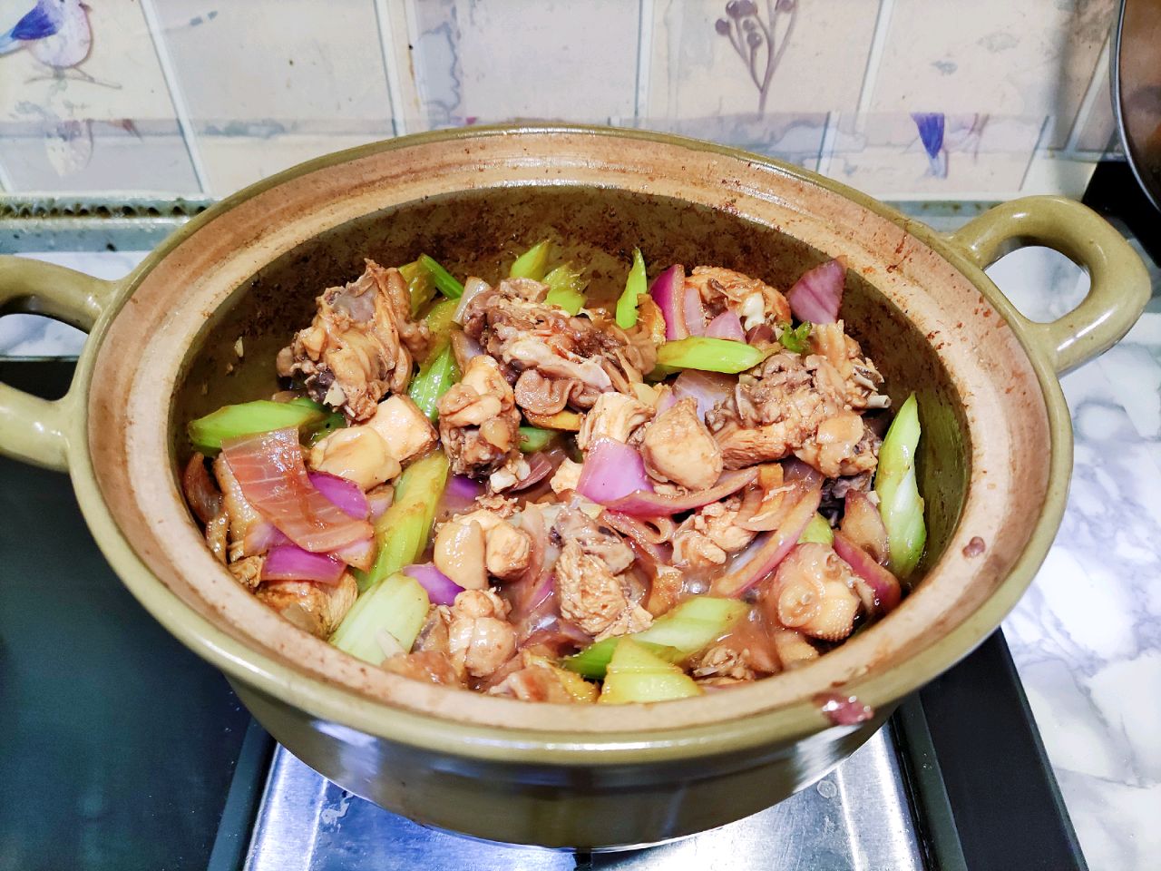 肉嫩味足家常版鸡公煲