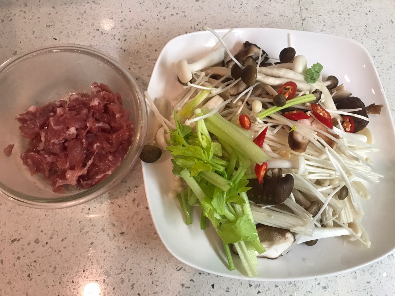 肉片炒菌菇
