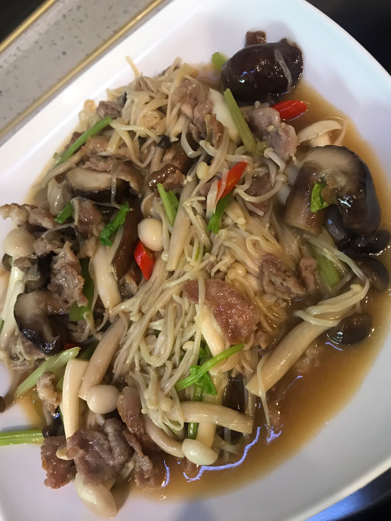 肉片炒菌菇