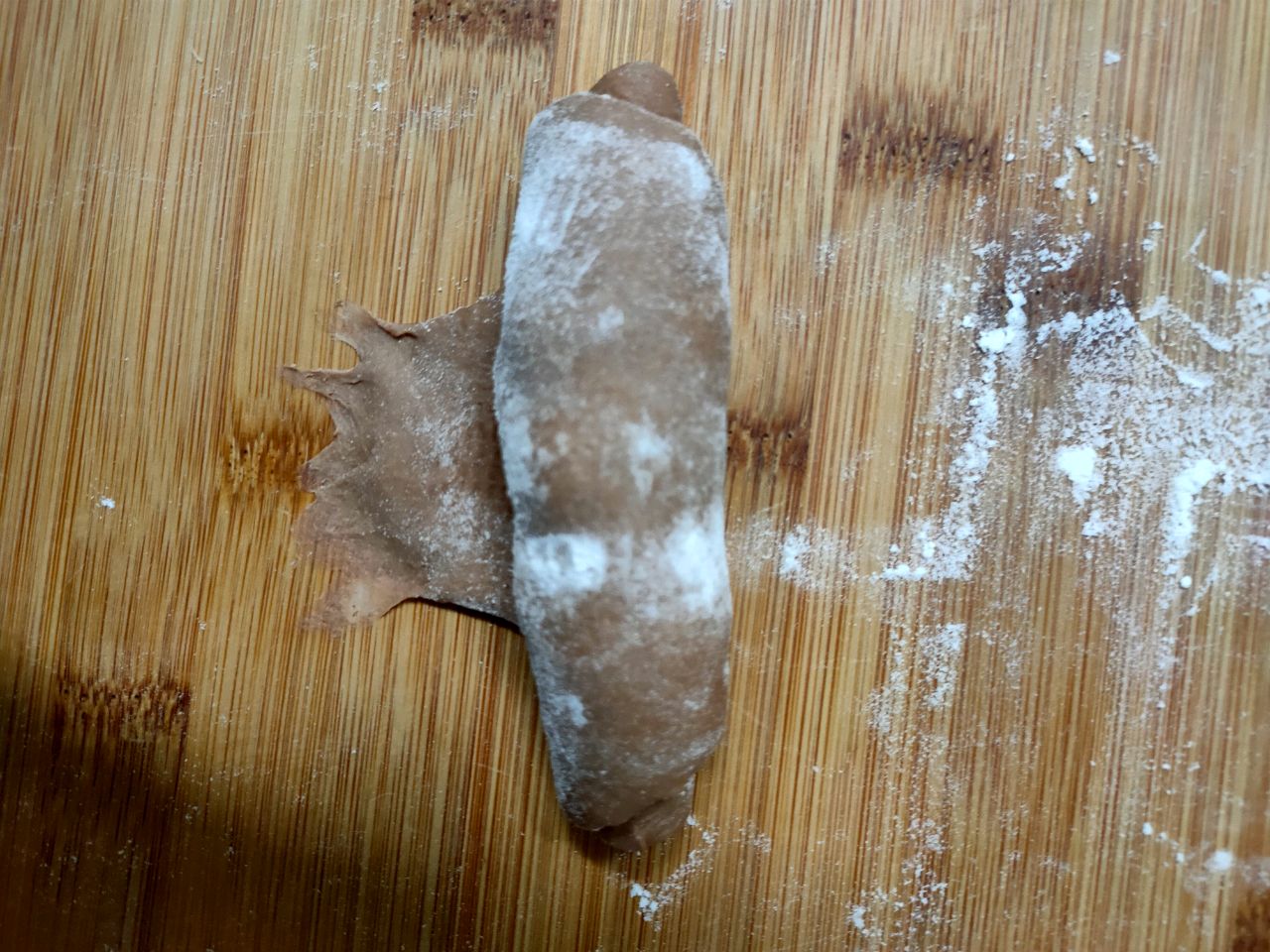 柔软拉丝的巧克力面包卷