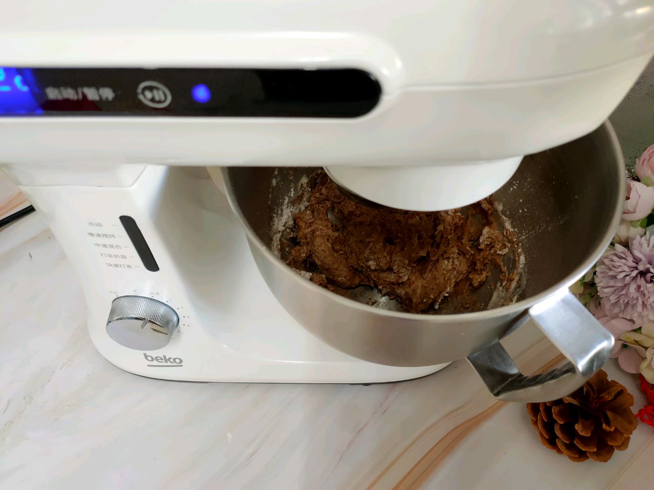 柔软拉丝的巧克力面包卷