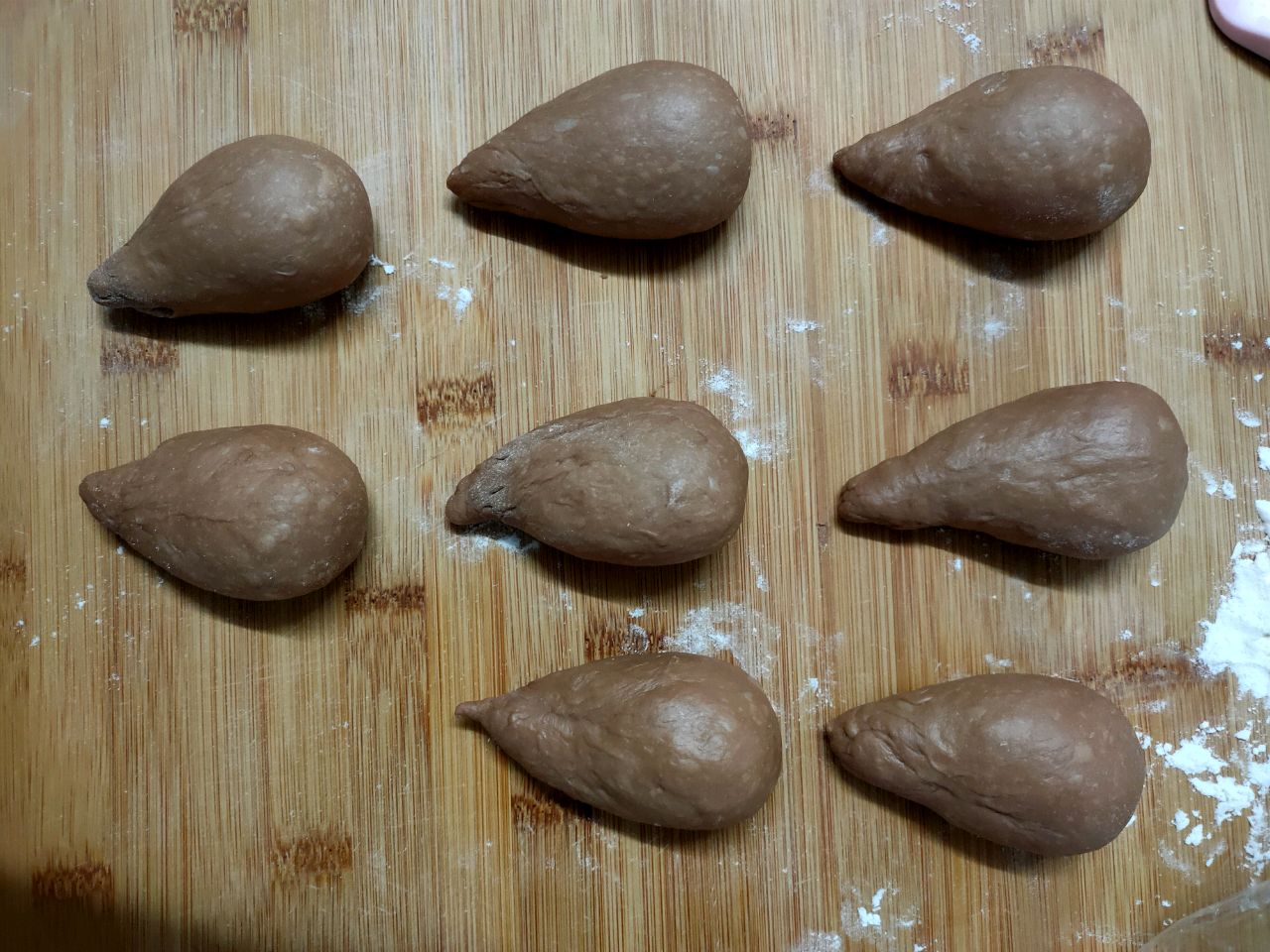 柔软拉丝的巧克力面包卷