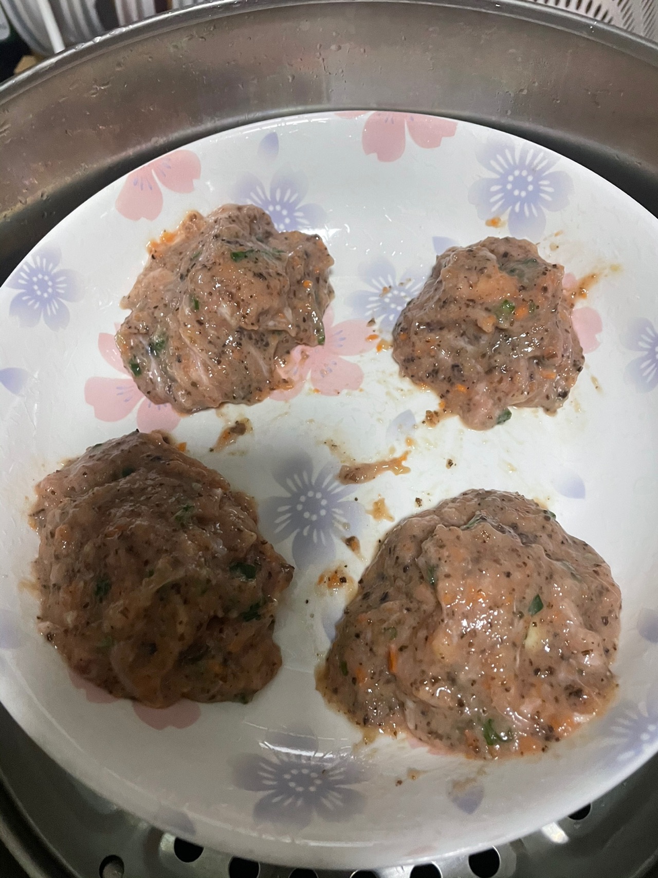 肉丸子包上鹌鹑蛋味道棒极了！