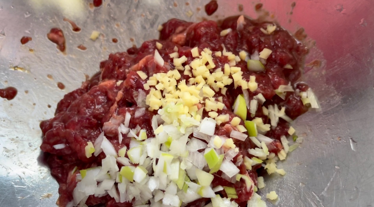 如何做出一口爆汁的牛肉萝卜蒸饺