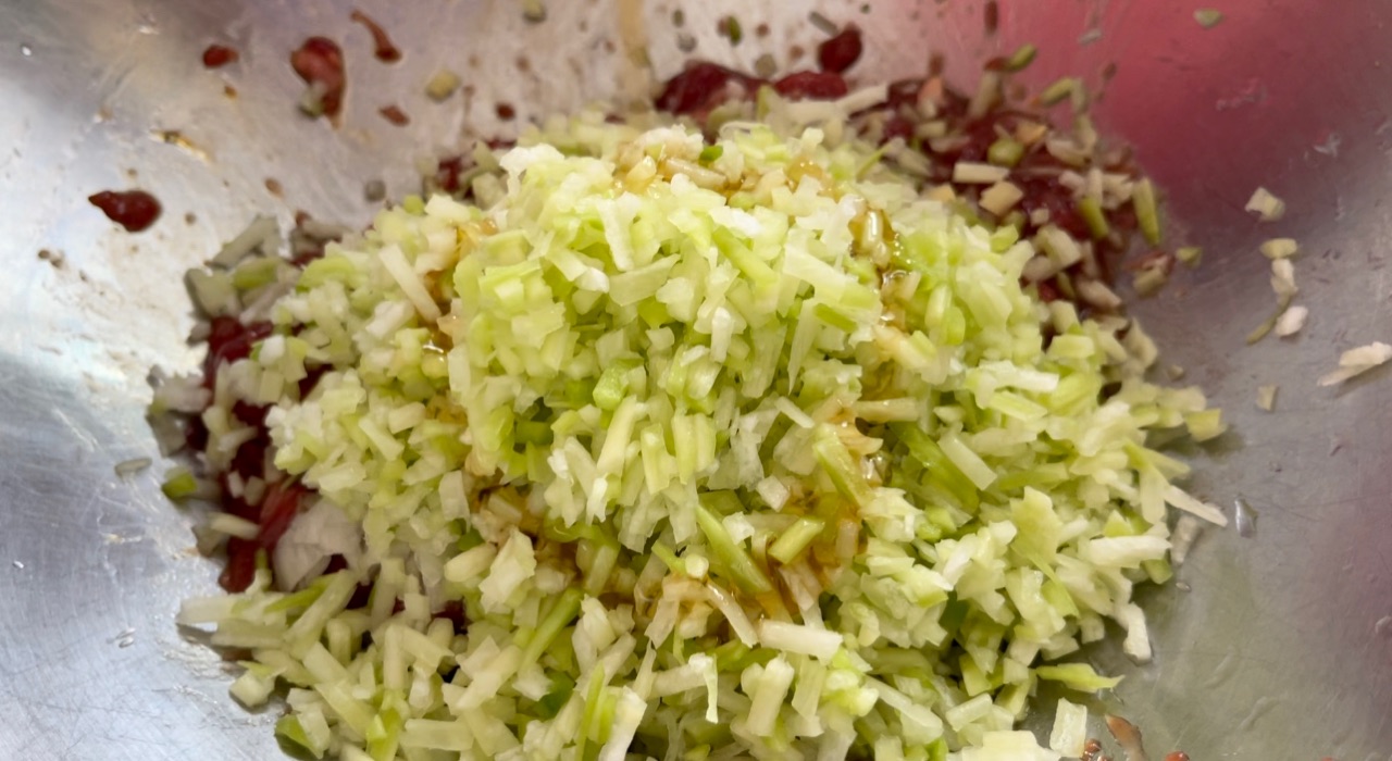 如何做出一口爆汁的牛肉萝卜蒸饺