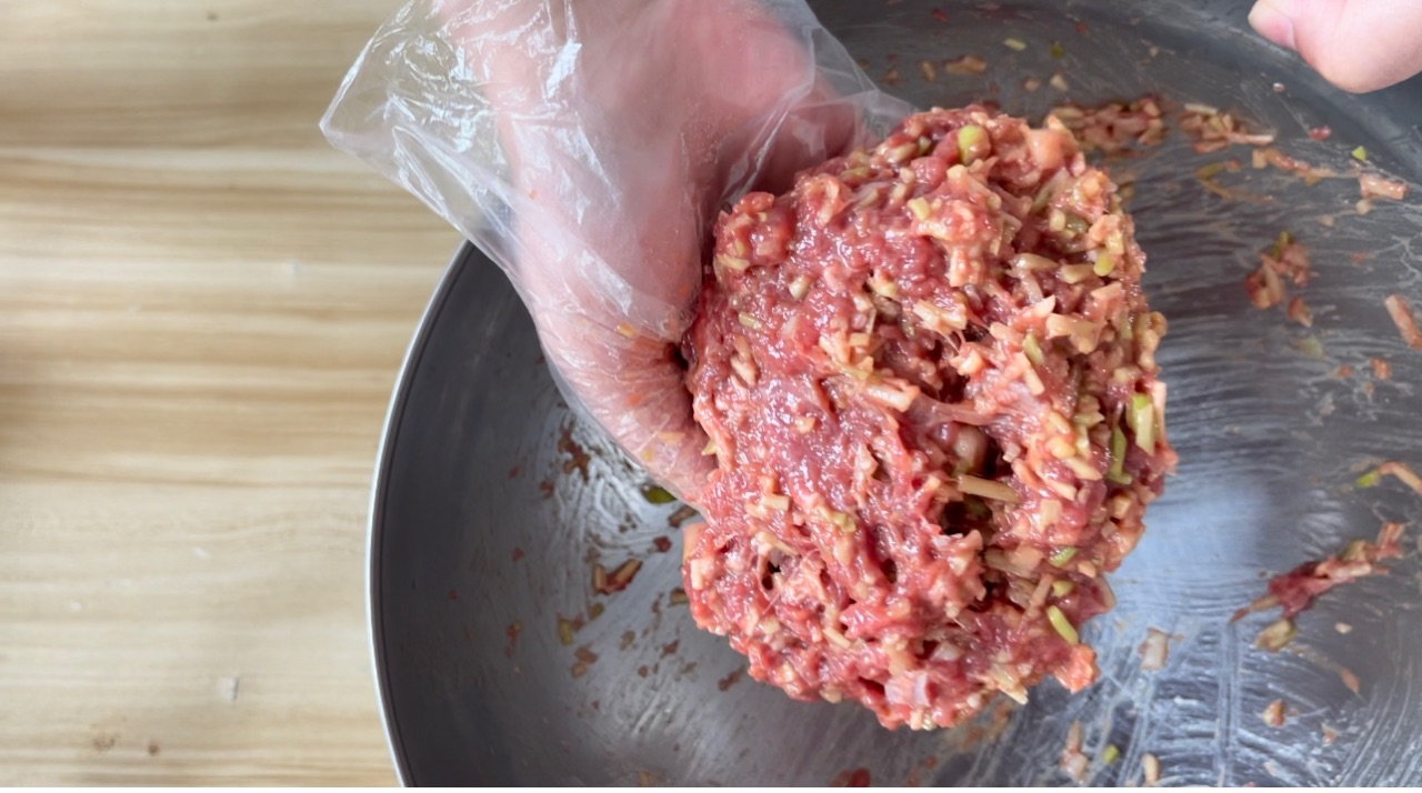 如何做出一口爆汁的牛肉萝卜蒸饺