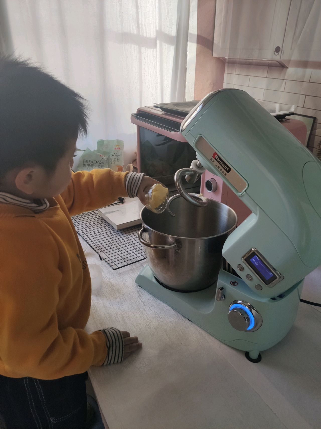 软绵绵的豆沙卷面包
