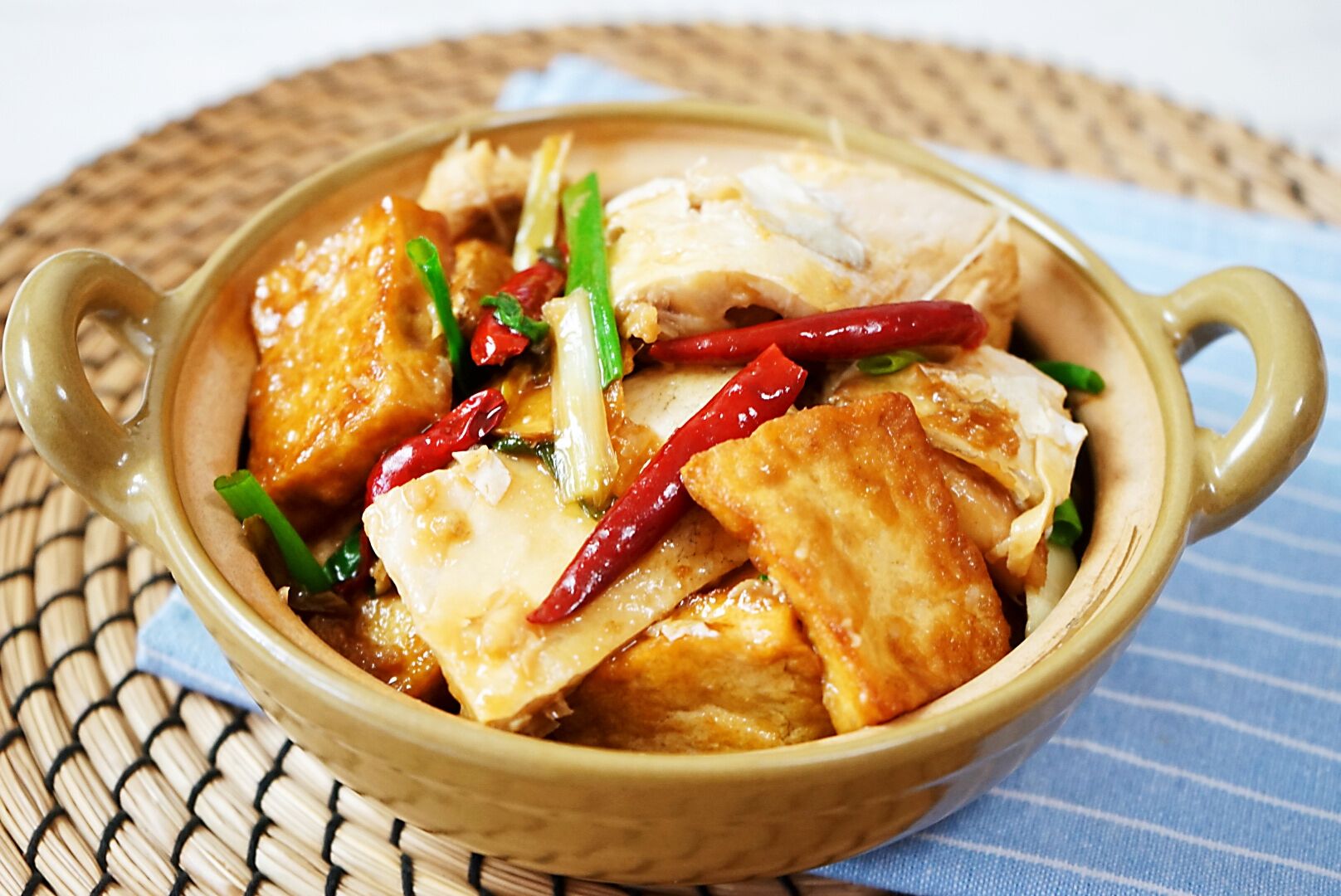 软嫩鲜香的豆腐鱼腩煲