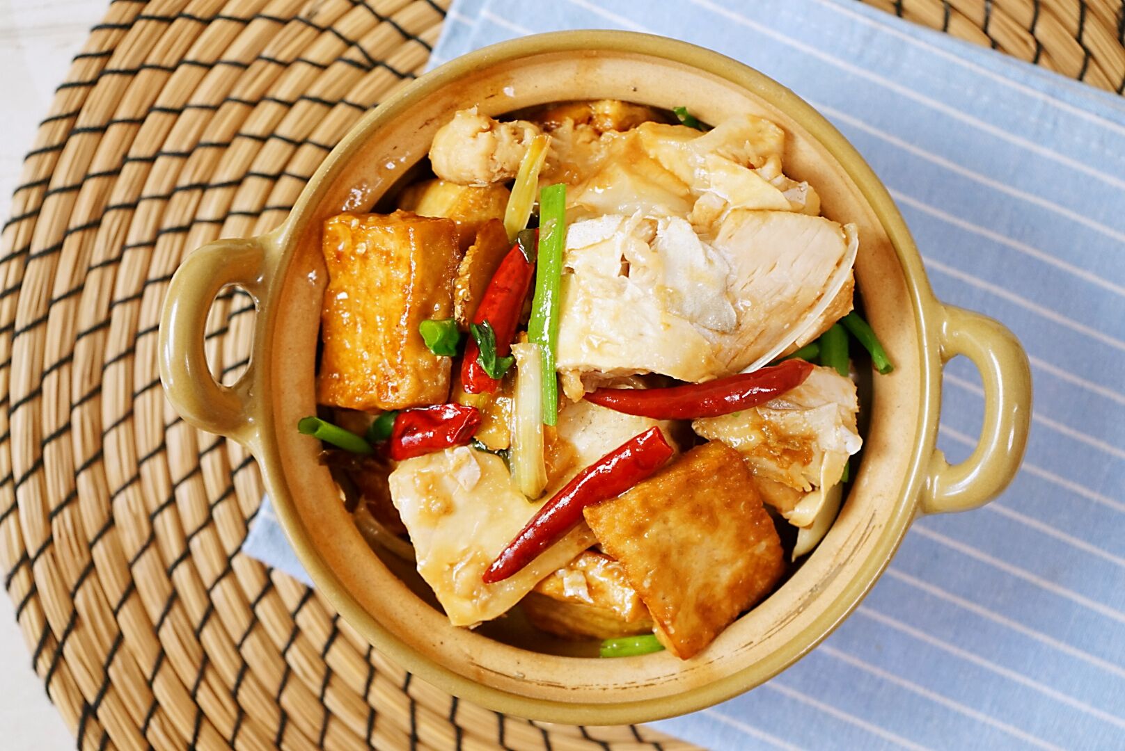 软嫩鲜香的豆腐鱼腩煲