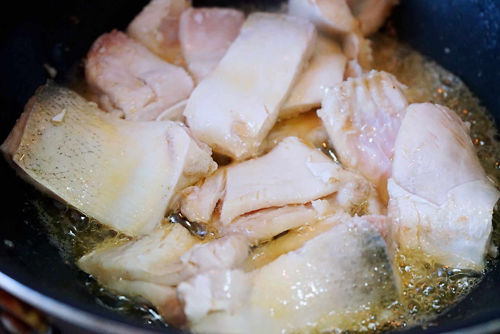 软嫩鲜香的豆腐鱼腩煲