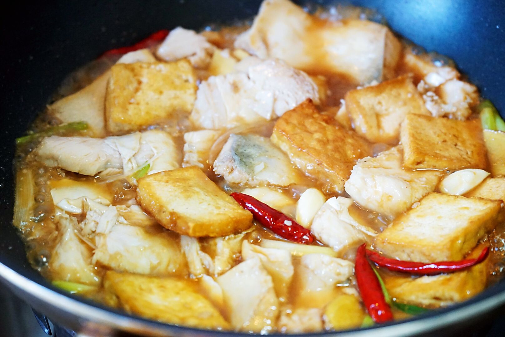 软嫩鲜香的豆腐鱼腩煲