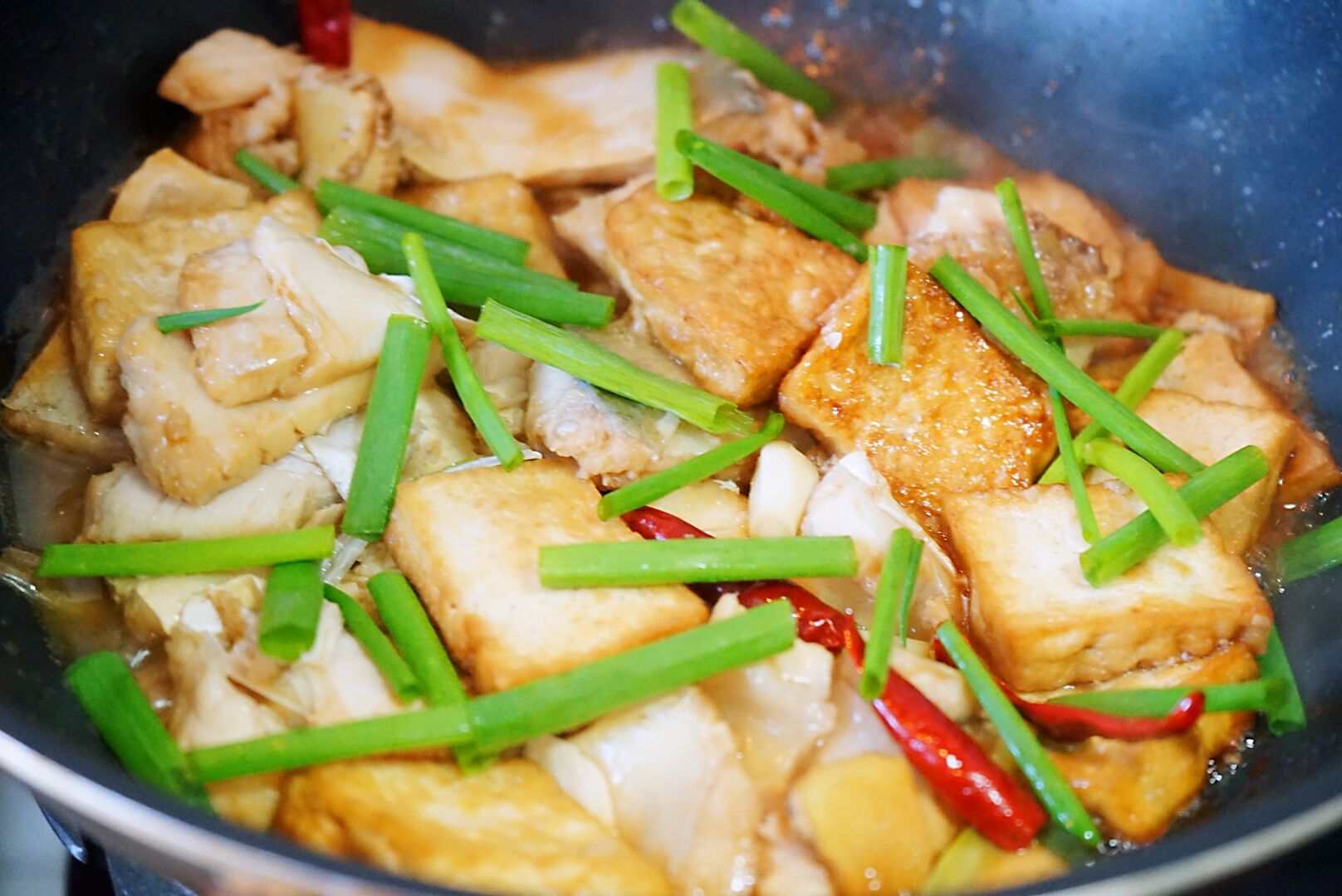 软嫩鲜香的豆腐鱼腩煲