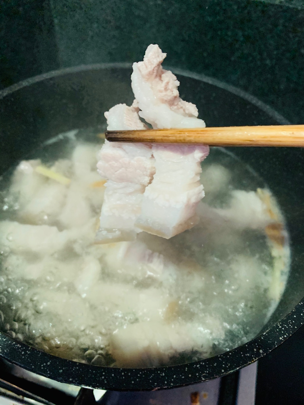 软糯入口即化的板栗红烧肉