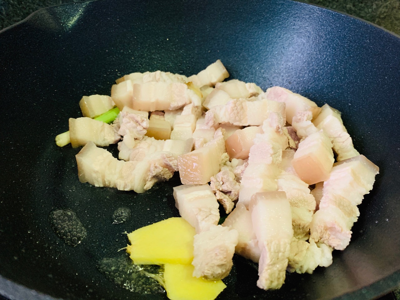 软糯入口即化的板栗红烧肉