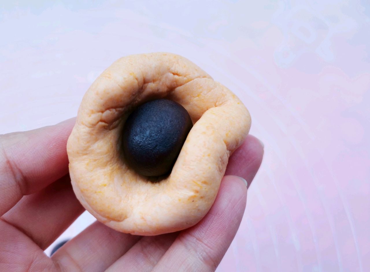 软糯香甜的南瓜豆沙包