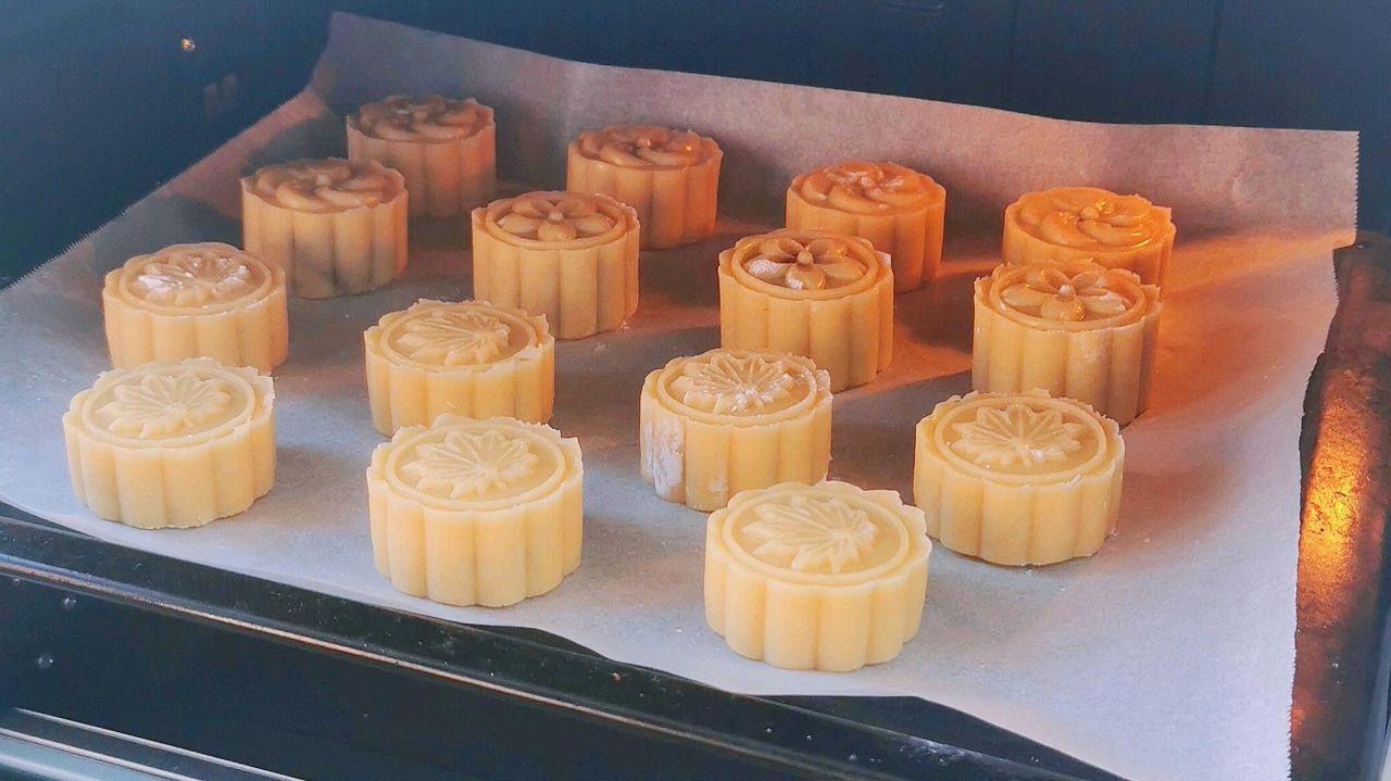 【软香不腻】蛋黄豆沙月饼